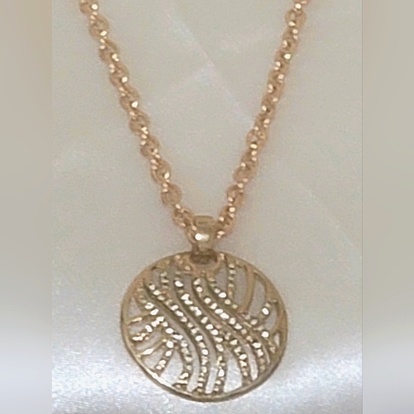 SAQ Avon Gold Tone Round Necklace With Clear Pave Rhinestones - Picture 1 of 9